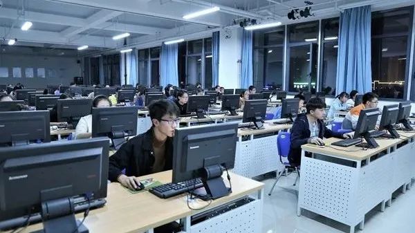 智能信息管理学院 融合创新，引领数字化时代餐饮与旅游管理